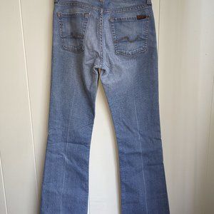 Sz. 26 --- 7 for all mankind light wash, bootcut jeans w/sqiggle pockets